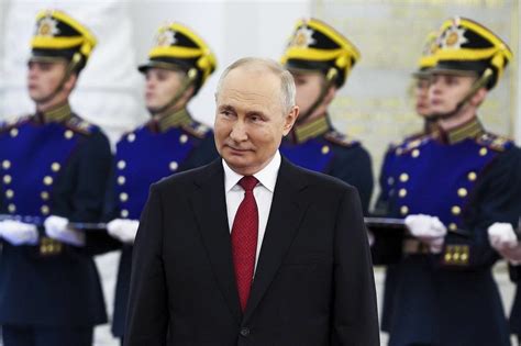 Putin uses public holiday to laud patriotic feelings as support for troops in Ukraine